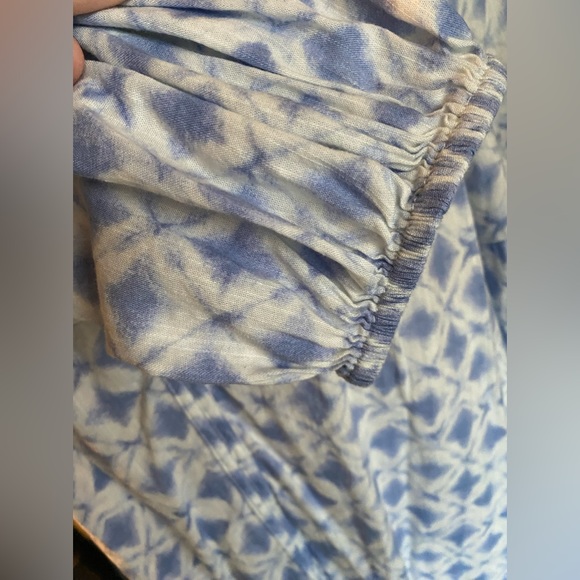 Gap | Blue & White Patterned Long Sleeved Blouse With V-Neck & Fitted Sleeves - Picture 6 of 10